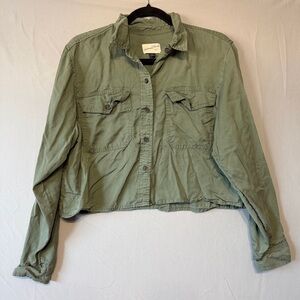 Universal Thread Womens Cropped Button Down Size Medium Army Green Boxy Fit